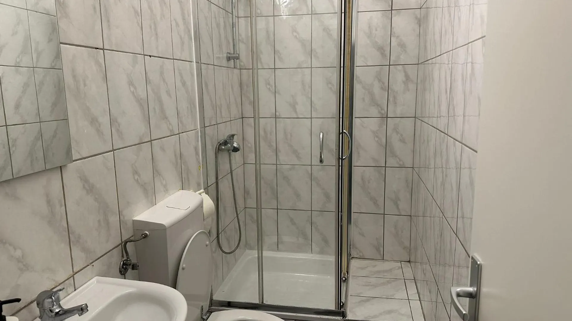 Apartment Budget-Friendly 2+1 Haven: Central Vienna Delight Austria